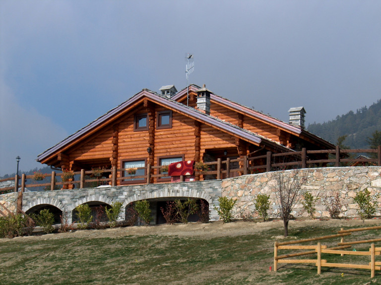 Log_Cabin_Italy_Aosta_2.jpg